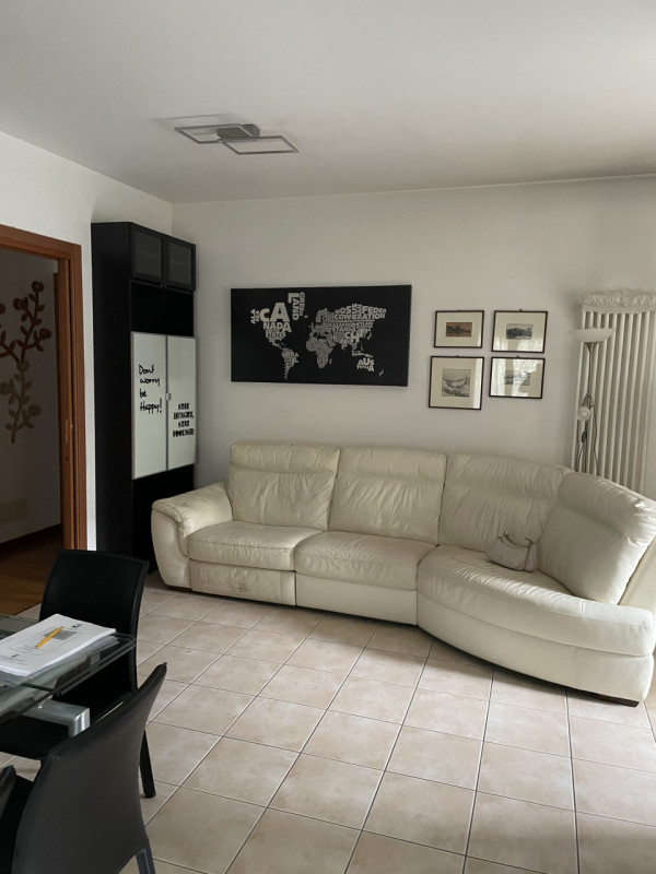 Scopri questo affascinante appartamento al piano terreno, perfetto per chi ama trascorrere del te...