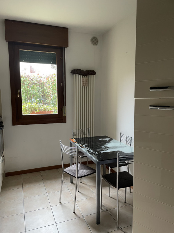 Scopri questo affascinante appartamento al piano terreno, perfetto per chi ama trascorrere del te...