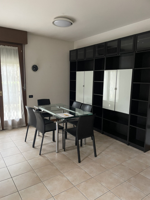 Scopri questo affascinante appartamento al piano terreno, perfetto per chi ama trascorrere del te...