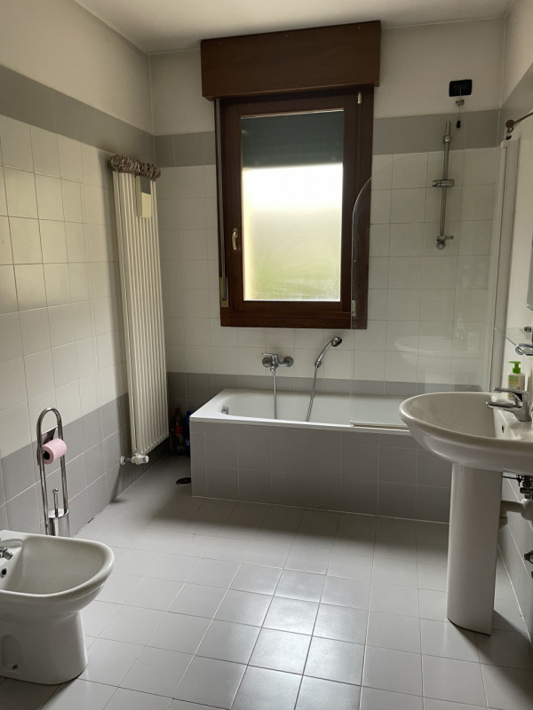 Scopri questo affascinante appartamento al piano terreno, perfetto per chi ama trascorrere del te...