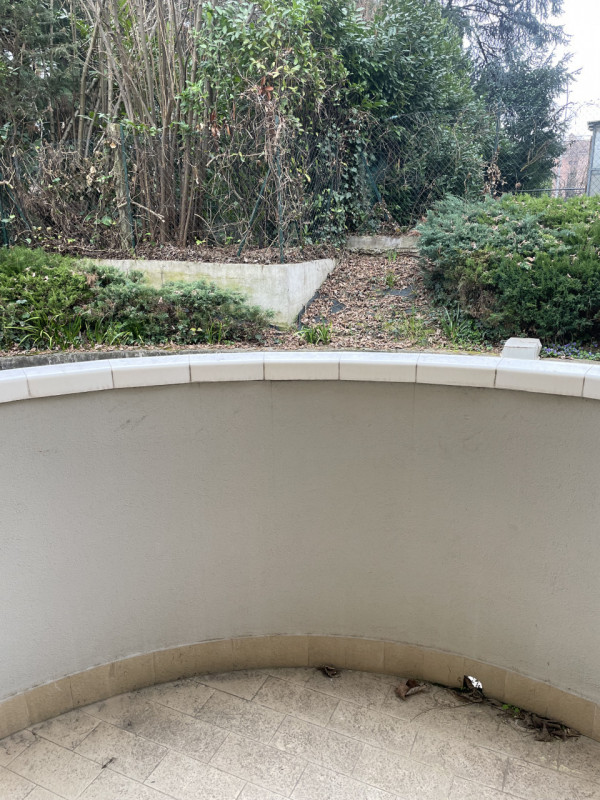 Scopri questo affascinante appartamento al piano terreno, perfetto per chi ama trascorrere del te...