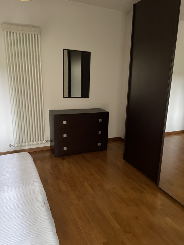 Scopri questo affascinante appartamento al piano terreno, perfetto per chi ama trascorrere del te...