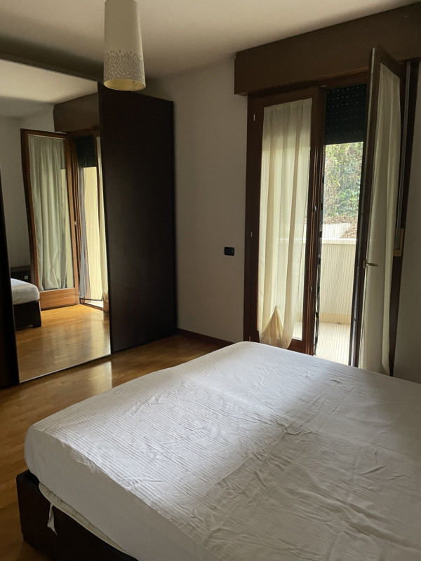 Scopri questo affascinante appartamento al piano terreno, perfetto per chi ama trascorrere del te...