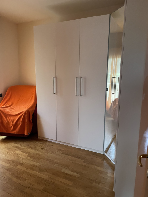 Scopri questo affascinante appartamento al piano terreno, perfetto per chi ama trascorrere del te...