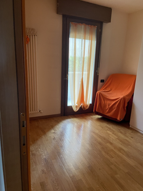 Scopri questo affascinante appartamento al piano terreno, perfetto per chi ama trascorrere del te...