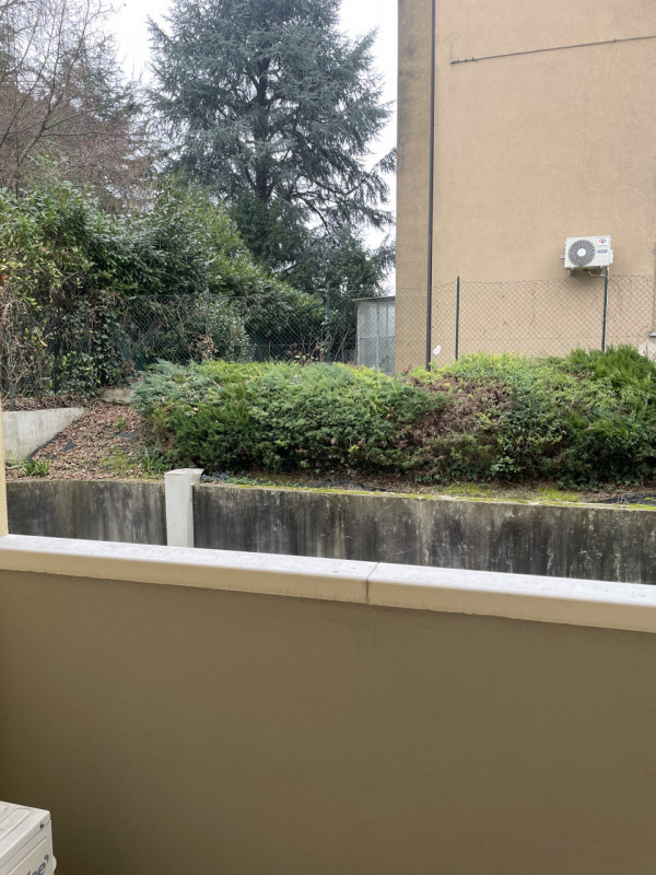 Scopri questo affascinante appartamento al piano terreno, perfetto per chi ama trascorrere del te...