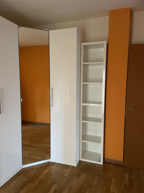 Scopri questo affascinante appartamento al piano terreno, perfetto per chi ama trascorrere del te...