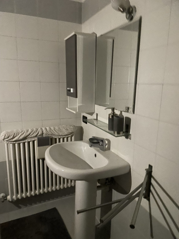 Scopri questo affascinante appartamento al piano terreno, perfetto per chi ama trascorrere del te...