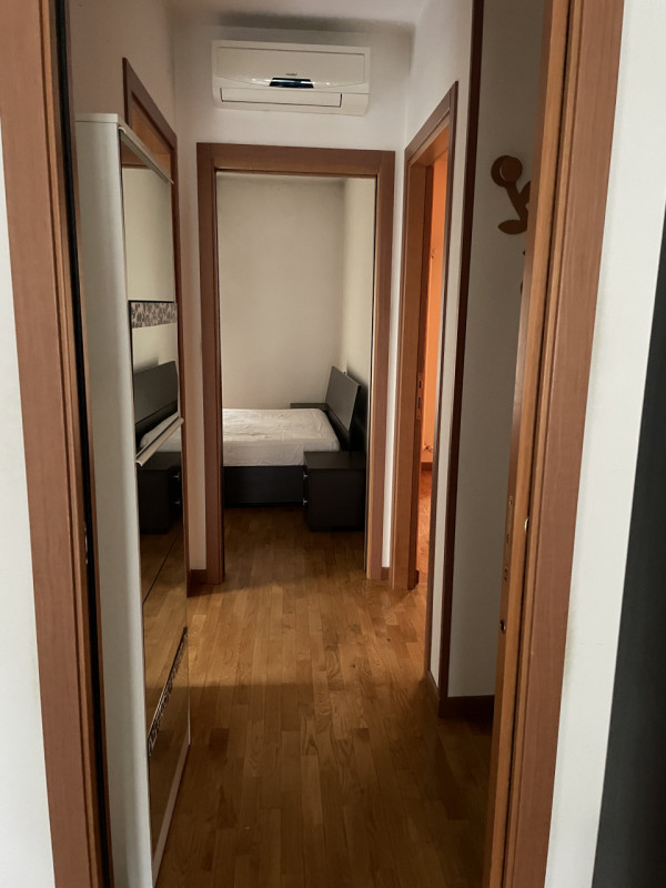 Scopri questo affascinante appartamento al piano terreno, perfetto per chi ama trascorrere del te...