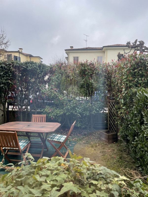 Scopri questo affascinante appartamento al piano terreno, perfetto per chi ama trascorrere del te...