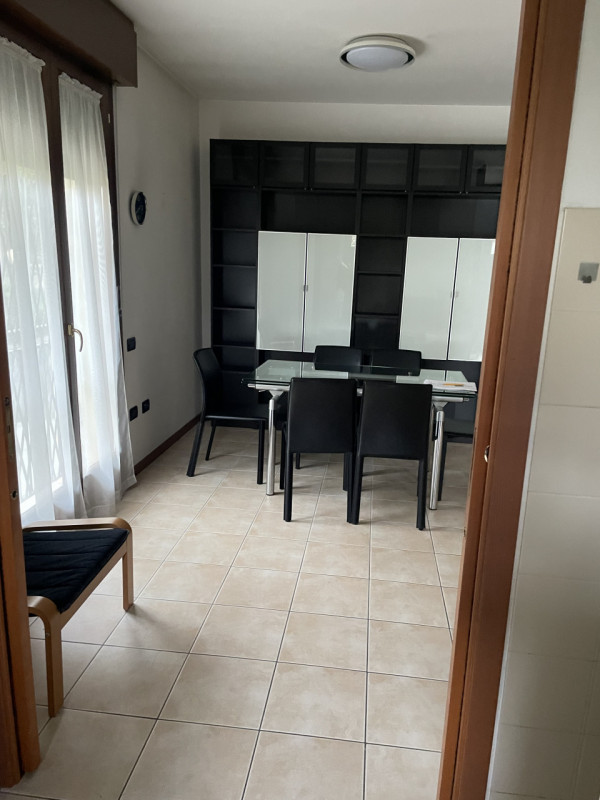 Scopri questo affascinante appartamento al piano terreno, perfetto per chi ama trascorrere del te...