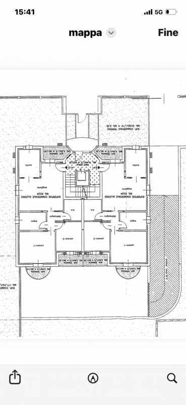 Scopri questo affascinante appartamento al piano terreno, perfetto per chi ama trascorrere del te...