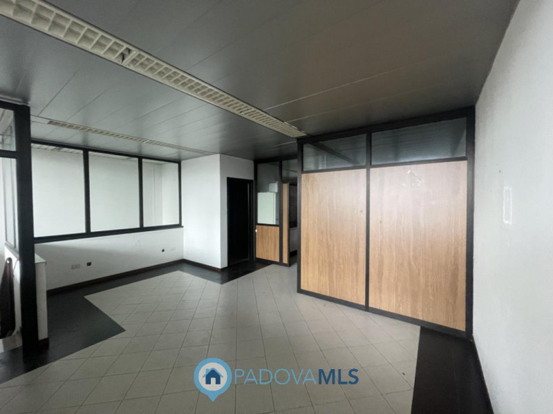 Immobile in esclusiva al Gruppo Padova MLS 

SACCOLONGO Nella zona industriale-artigianale di Sac...