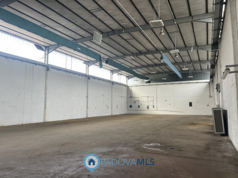 Immobile in esclusiva al Gruppo Padova MLS 

SACCOLONGO Nella zona industriale-artigianale di Sac...