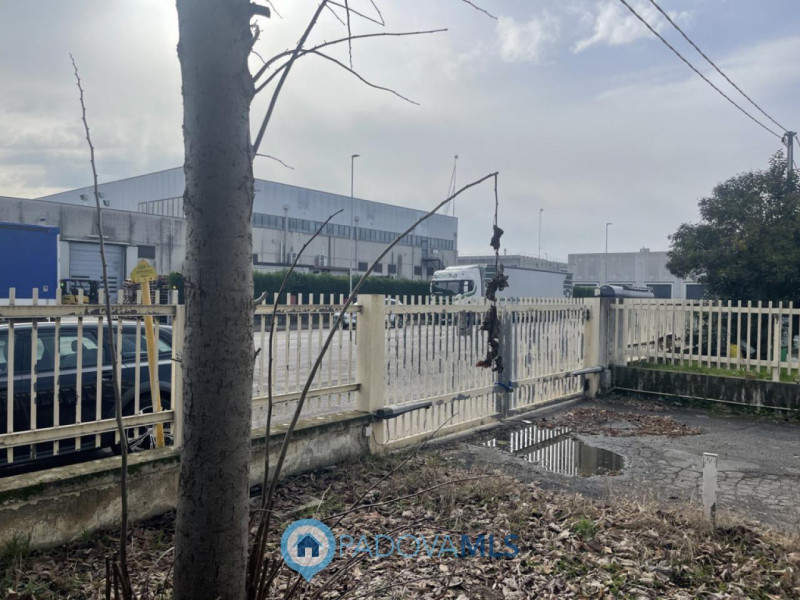 Immobile in esclusiva al Gruppo Padova MLS 

SACCOLONGO Nella zona industriale-artigianale di Sac...