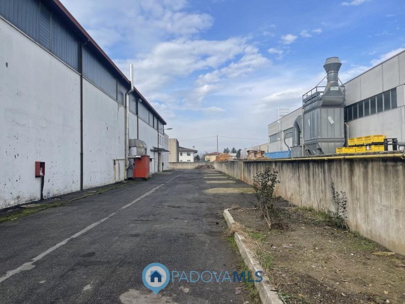 Immobile in esclusiva al Gruppo Padova MLS 

SACCOLONGO Nella zona industriale-artigianale di Sac...