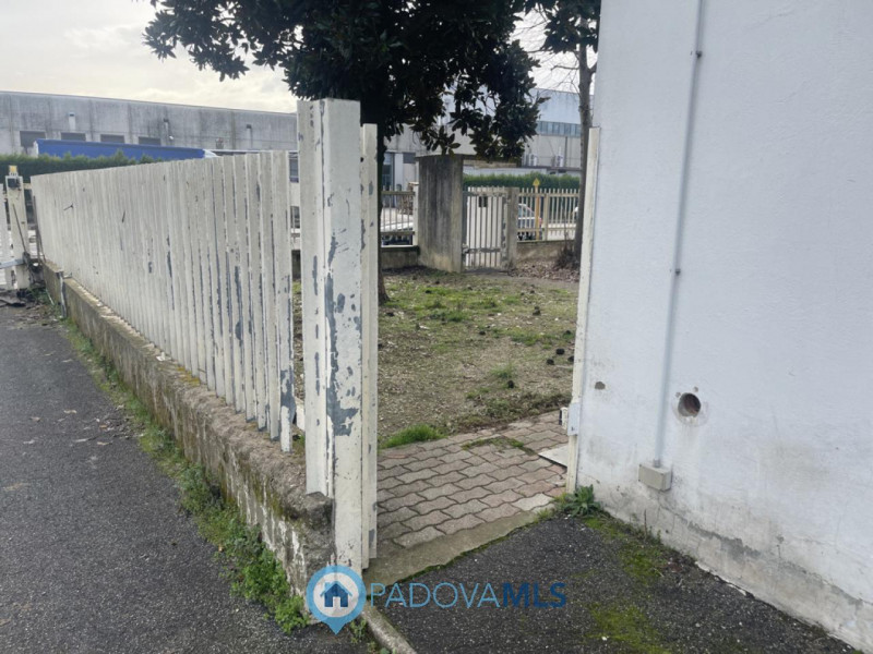 Immobile in esclusiva al Gruppo Padova MLS 

SACCOLONGO Nella zona industriale-artigianale di Sac...