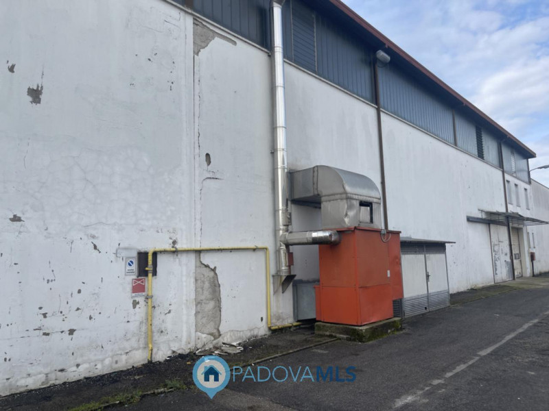 Immobile in esclusiva al Gruppo Padova MLS 

SACCOLONGO Nella zona industriale-artigianale di Sac...