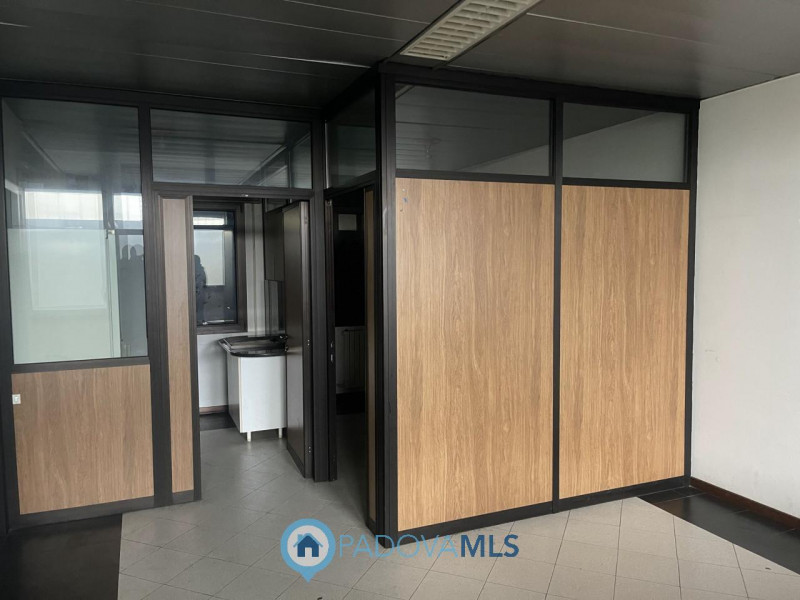 Immobile in esclusiva al Gruppo Padova MLS 

SACCOLONGO Nella zona industriale-artigianale di Sac...