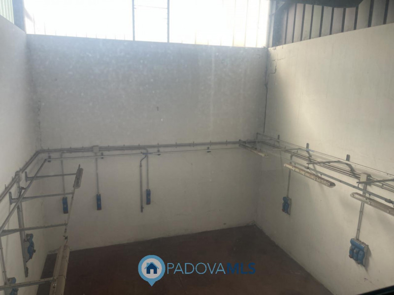Immobile in esclusiva al Gruppo Padova MLS 

SACCOLONGO Nella zona industriale-artigianale di Sac...
