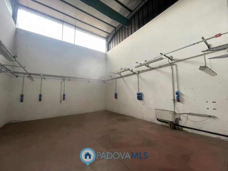 Immobile in esclusiva al Gruppo Padova MLS 

SACCOLONGO Nella zona industriale-artigianale di Sac...