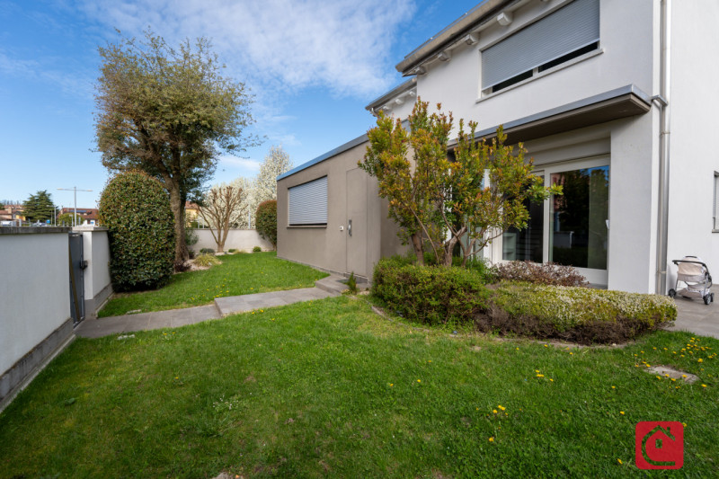 Proponiamo in vendita una splendida villa moderna situata nel cuore di Piove di Sacco, ideale per...