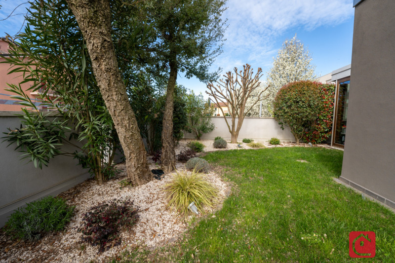 Proponiamo in vendita una splendida villa moderna situata nel cuore di Piove di Sacco, ideale per...