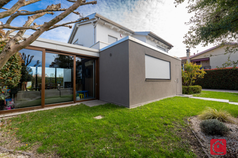 Proponiamo in vendita una splendida villa moderna situata nel cuore di Piove di Sacco, ideale per...