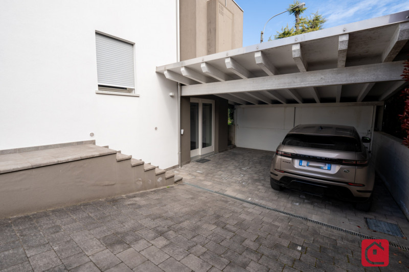 Proponiamo in vendita una splendida villa moderna situata nel cuore di Piove di Sacco, ideale per...