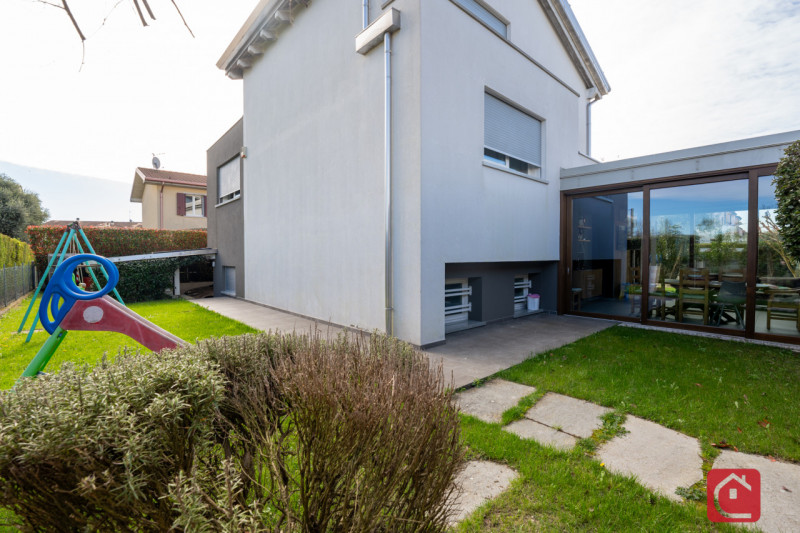 Proponiamo in vendita una splendida villa moderna situata nel cuore di Piove di Sacco, ideale per...