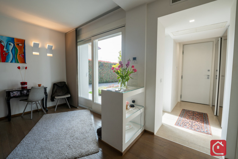 Proponiamo in vendita una splendida villa moderna situata nel cuore di Piove di Sacco, ideale per...