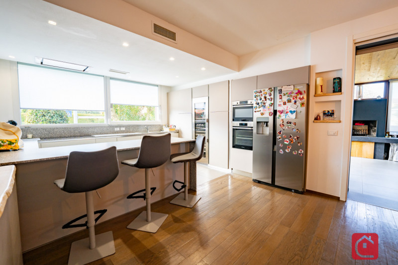 Proponiamo in vendita una splendida villa moderna situata nel cuore di Piove di Sacco, ideale per...