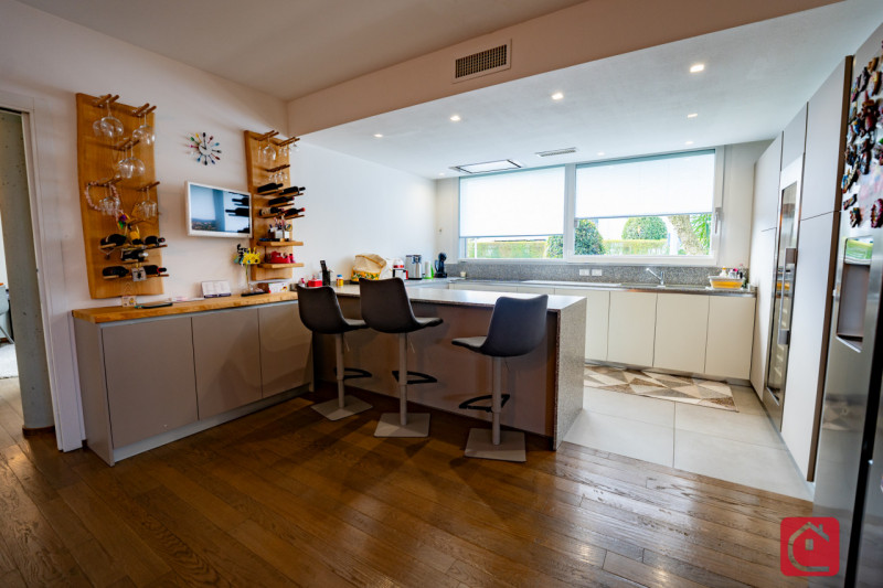 Proponiamo in vendita una splendida villa moderna situata nel cuore di Piove di Sacco, ideale per...