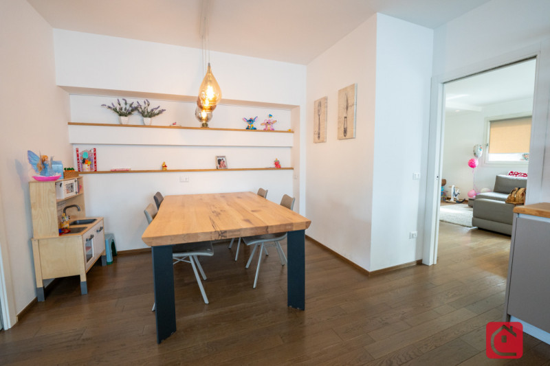 Proponiamo in vendita una splendida villa moderna situata nel cuore di Piove di Sacco, ideale per...