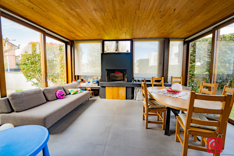 Proponiamo in vendita una splendida villa moderna situata nel cuore di Piove di Sacco, ideale per...