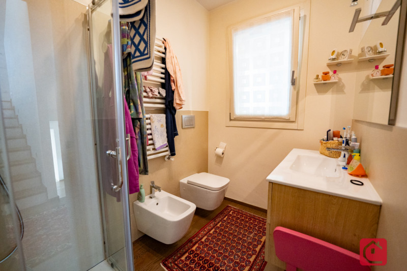 Proponiamo in vendita una splendida villa moderna situata nel cuore di Piove di Sacco, ideale per...