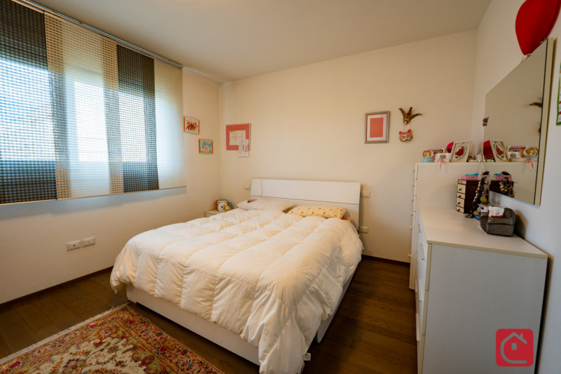 Proponiamo in vendita una splendida villa moderna situata nel cuore di Piove di Sacco, ideale per...