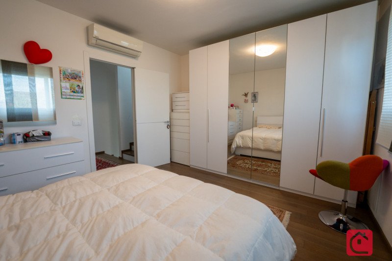 Proponiamo in vendita una splendida villa moderna situata nel cuore di Piove di Sacco, ideale per...