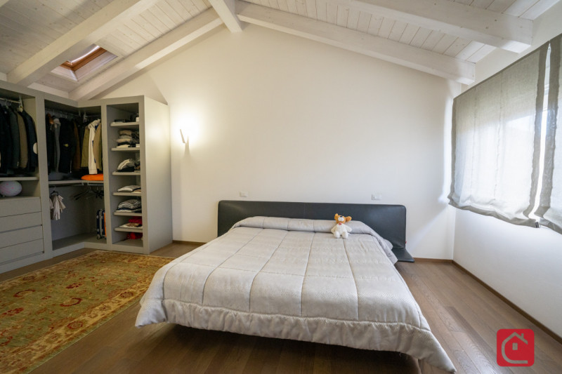 Proponiamo in vendita una splendida villa moderna situata nel cuore di Piove di Sacco, ideale per...