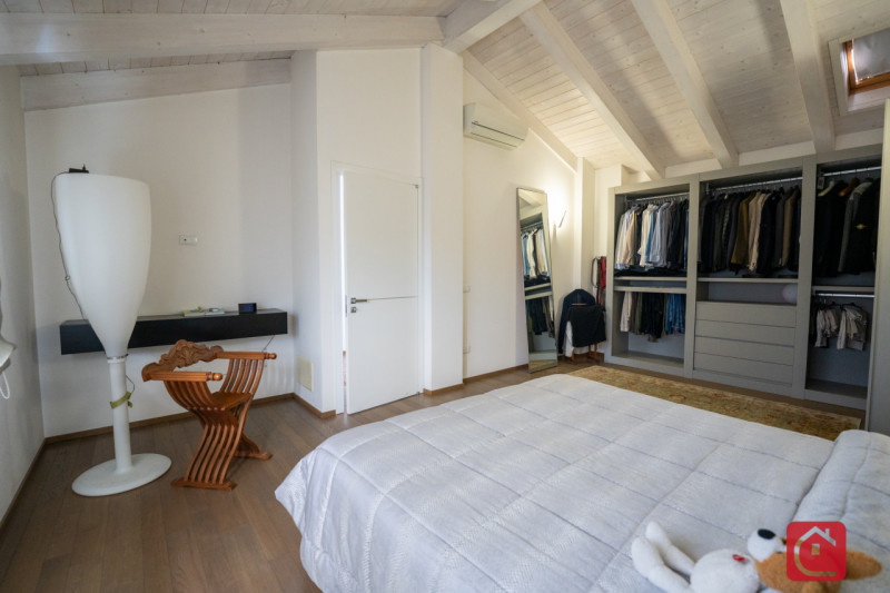 Proponiamo in vendita una splendida villa moderna situata nel cuore di Piove di Sacco, ideale per...