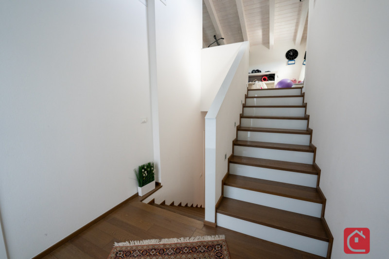 Proponiamo in vendita una splendida villa moderna situata nel cuore di Piove di Sacco, ideale per...