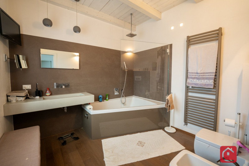 Proponiamo in vendita una splendida villa moderna situata nel cuore di Piove di Sacco, ideale per...