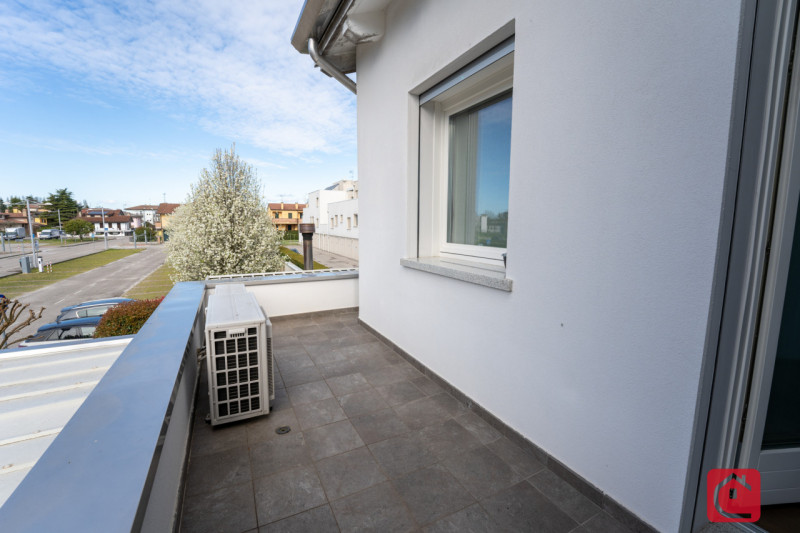 Proponiamo in vendita una splendida villa moderna situata nel cuore di Piove di Sacco, ideale per...