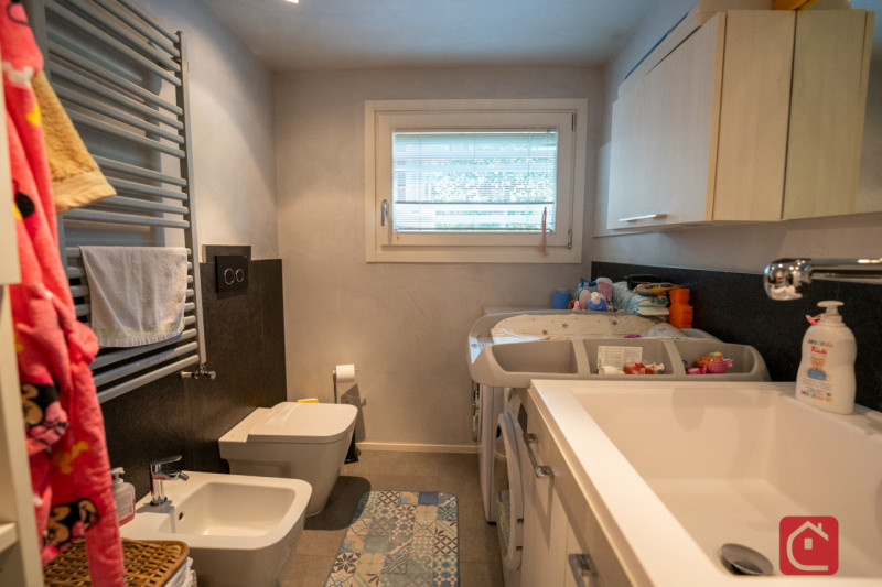 Proponiamo in vendita una splendida villa moderna situata nel cuore di Piove di Sacco, ideale per...