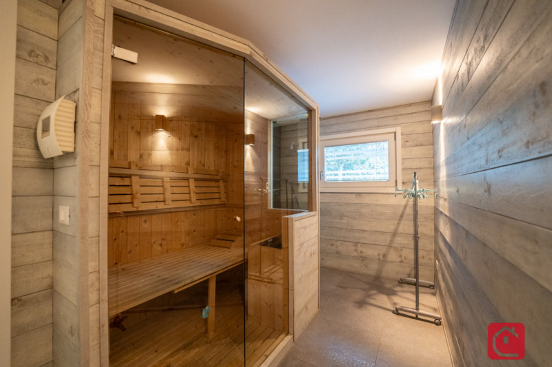 Proponiamo in vendita una splendida villa moderna situata nel cuore di Piove di Sacco, ideale per...