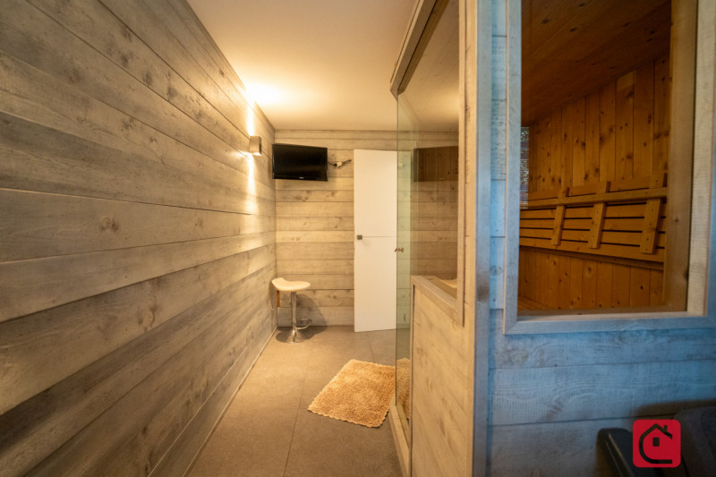 Proponiamo in vendita una splendida villa moderna situata nel cuore di Piove di Sacco, ideale per...