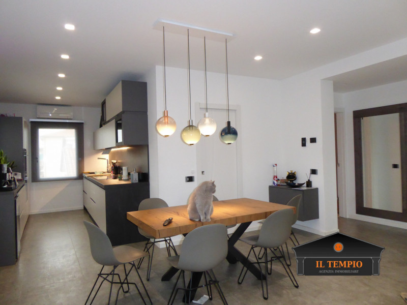 Scopri questo splendido appartamento bicamere situato nel cuore della zona Ferrovieri di Vicenza,...