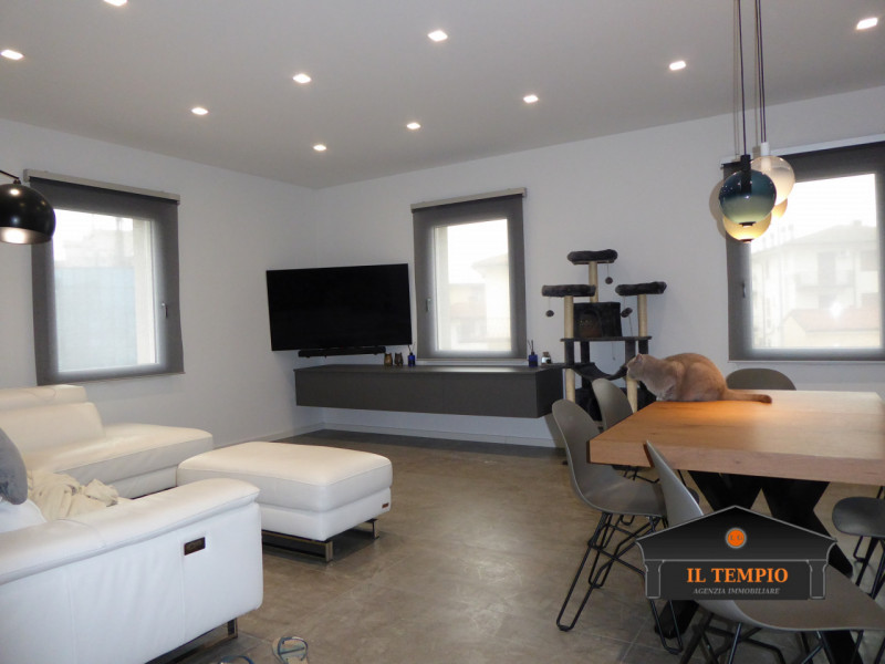 Scopri questo splendido appartamento bicamere situato nel cuore della zona Ferrovieri di Vicenza,...