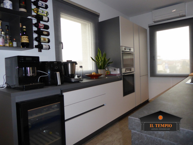 Scopri questo splendido appartamento bicamere situato nel cuore della zona Ferrovieri di Vicenza,...