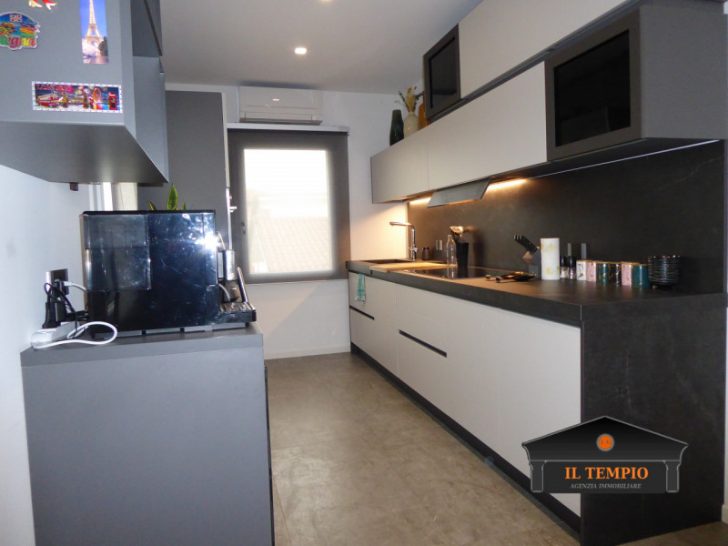 Scopri questo splendido appartamento bicamere situato nel cuore della zona Ferrovieri di Vicenza,...